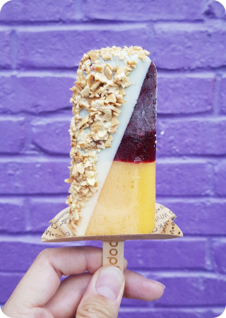 imagem de uma paleta colorida com recheio de granulado